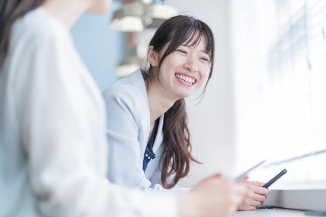 窓口で相談する女性