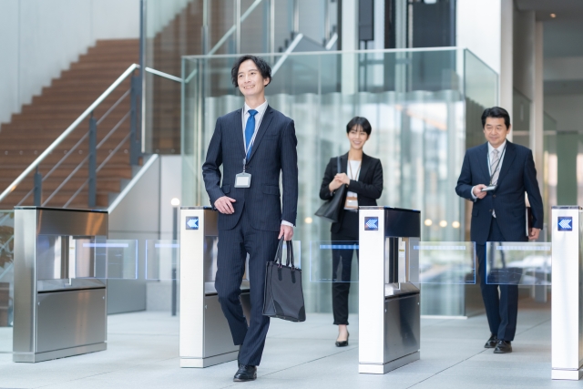 通勤するビジネスパーソン