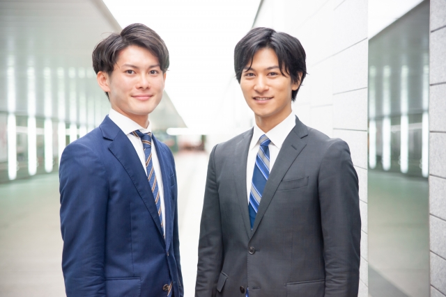 ２人のスーツの男性