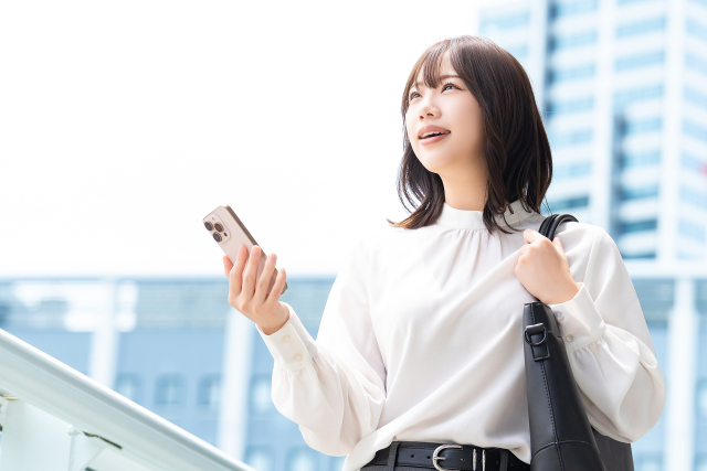 スマホを持つ女性