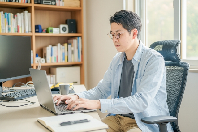 家で作業する人