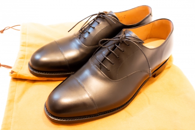ストレートチップの革靴
